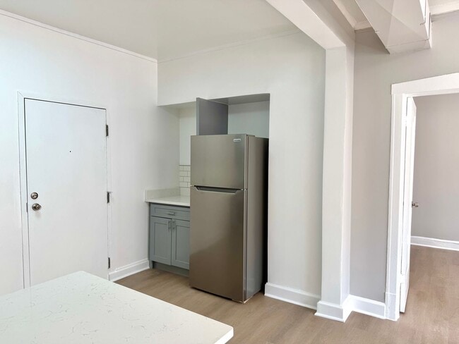 Building Photo - 802 N Bishop St