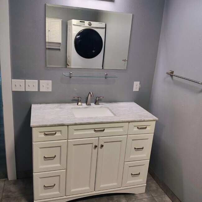 Bathroom - 615 S Main St