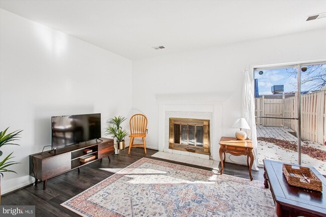 Foto del edificio - 8703 Village Green Ct