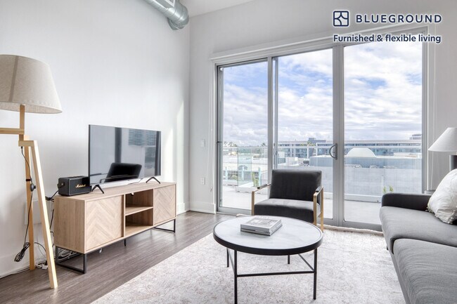 Building Photo - 4210 Del Rey Ave