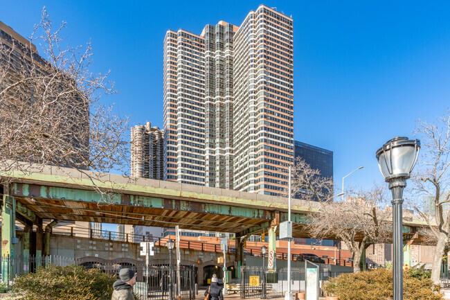 Building Photo - Horizon Condominium