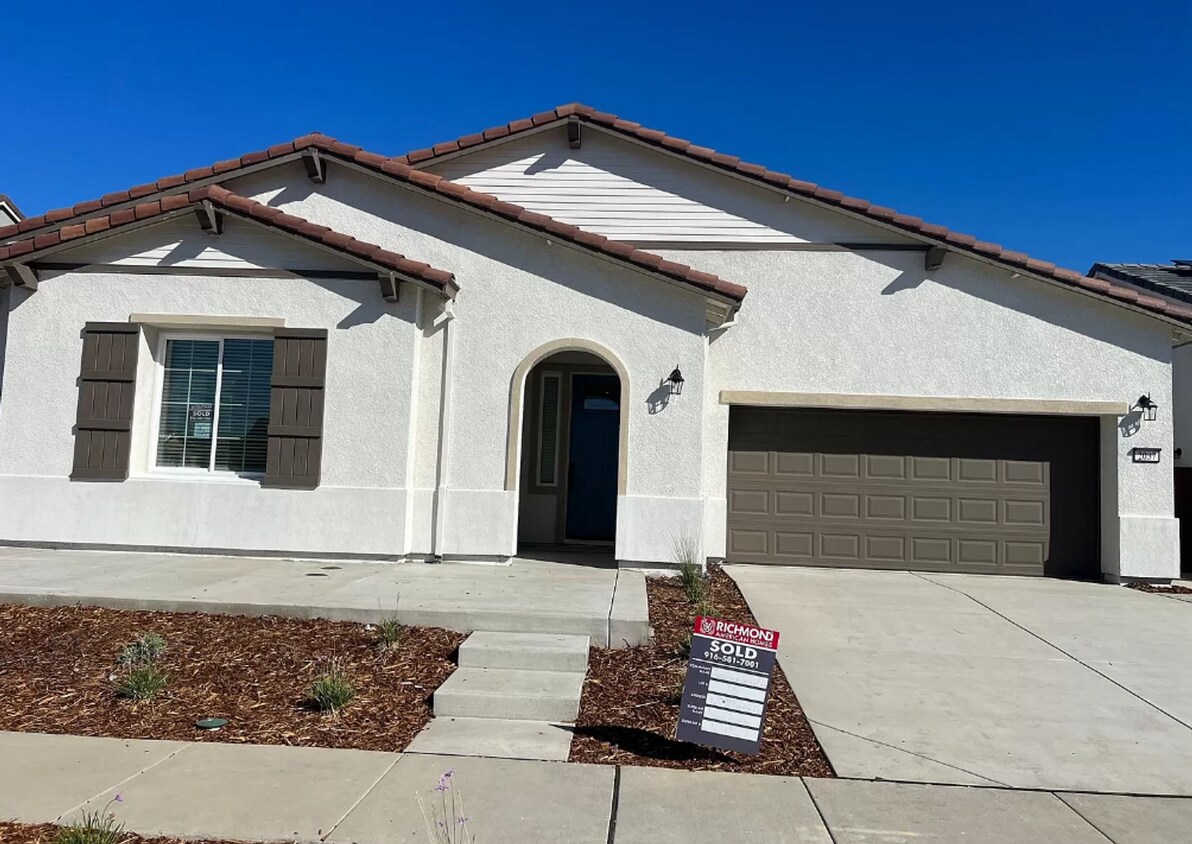 Foto principal - Beautiful 5 bed / 4 bath