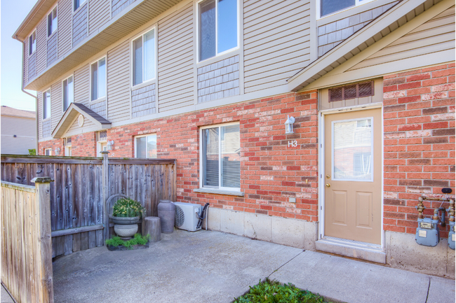 Photo du bâtiment - 265 Lawrence Avenue Townhomes