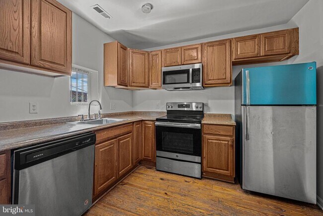 Building Photo - 441 Orchard St