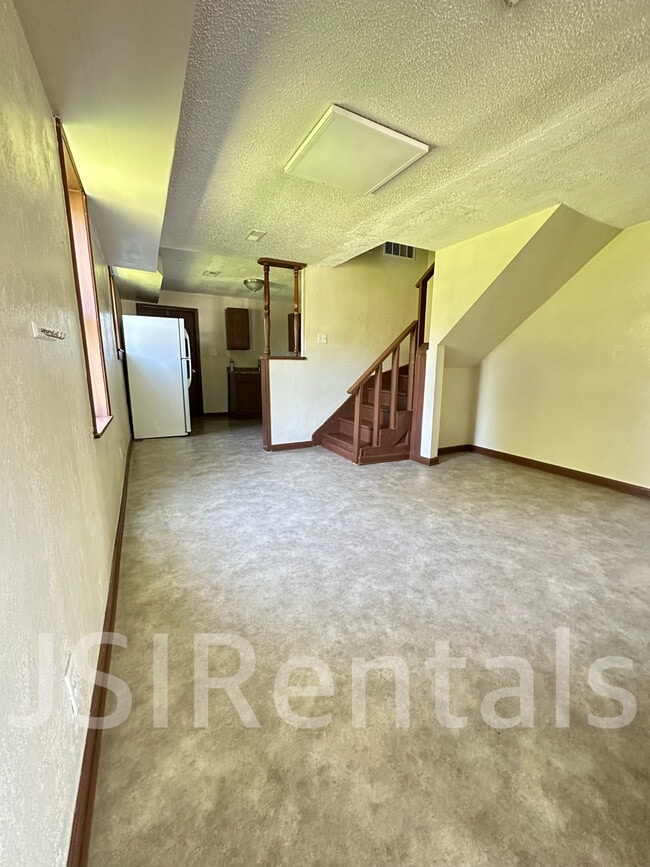 Dining - 1214 E 5th St