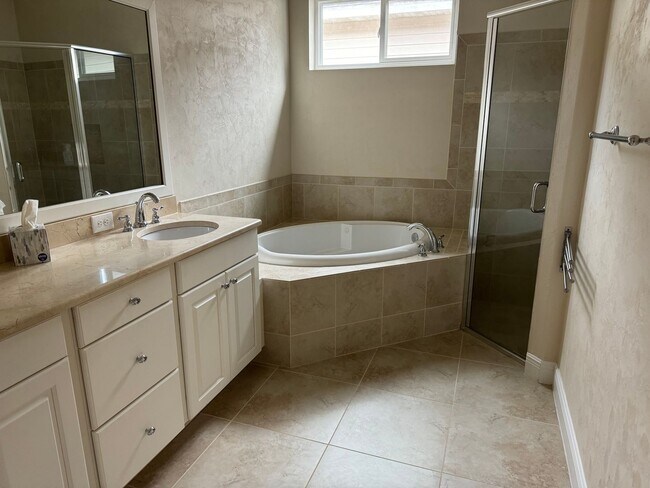 Building Photo - 3/2 (Garison Way) This stunning split floo...