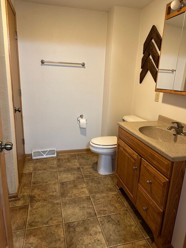 Building Photo - 2 Bedroom House
