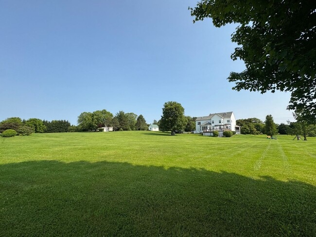 Building Photo - Fantastic 4 Bed 2.5 Bath Single Family Hom...
