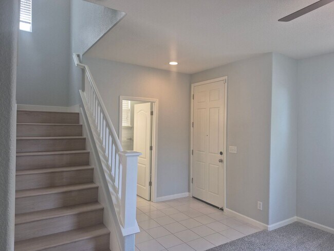 Building Photo - Charming 3 bed 2.5 bath in The Hamptons Natomas Community.