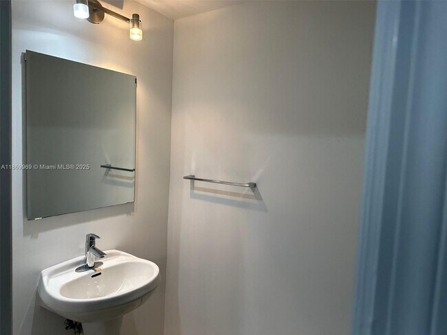 Foto del edificio - 60 SW 13th St