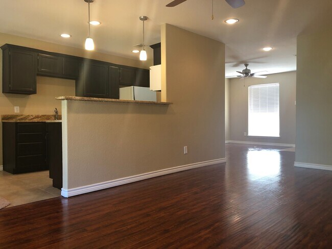 Foto del edificio - 4 Bedroom / 2 Bath / 2 Car Garage