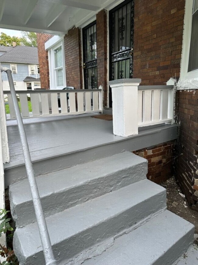 Building Photo - 10524-28 Gooding Ave