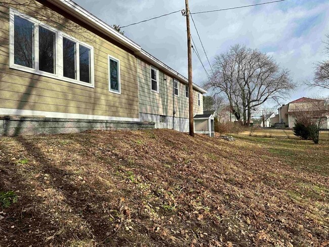 Building Photo - 6 Floral Ave Ext