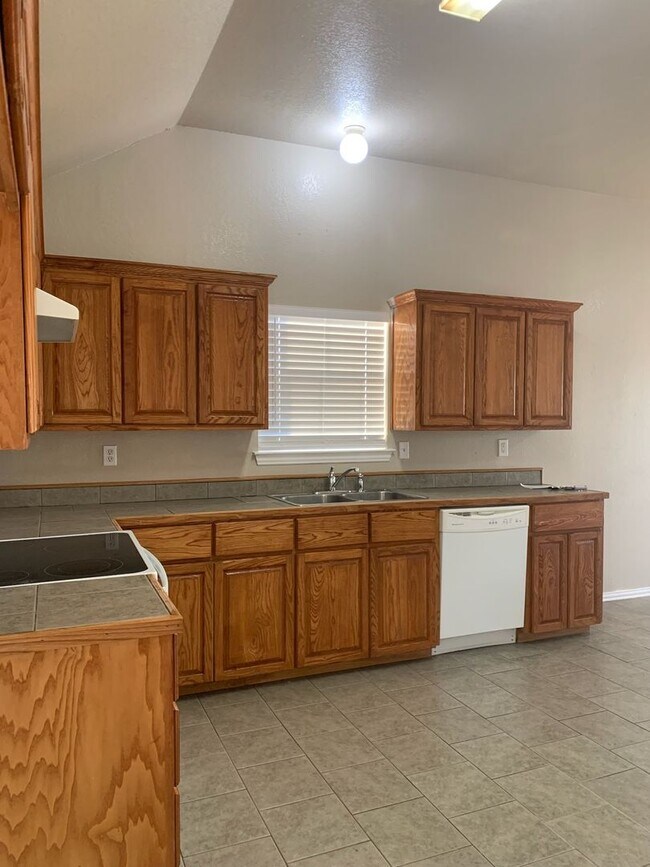 Building Photo - Excellent 3 bedroom 2 bath duplex in Peast...