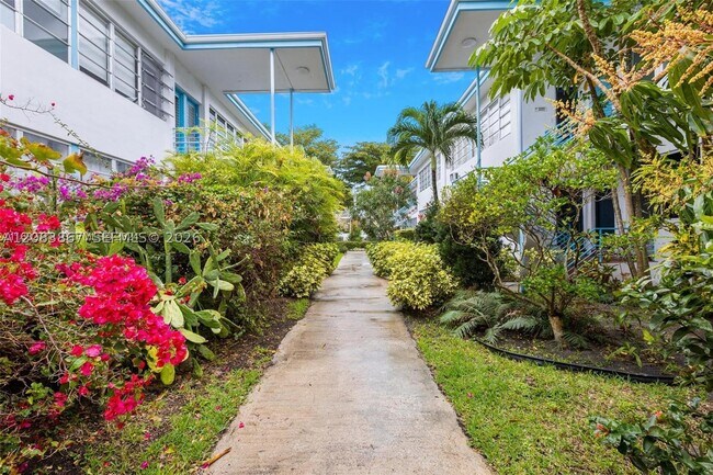 Foto del edificio - 4720 Pine Tree Dr