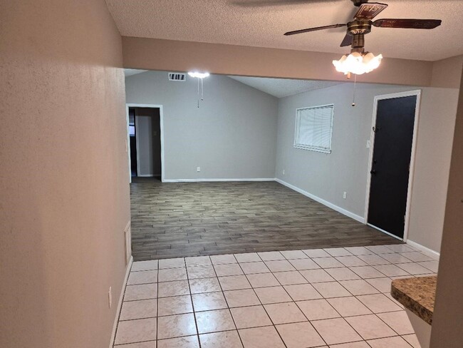 Building Photo - 638 Cherry Valley Dr