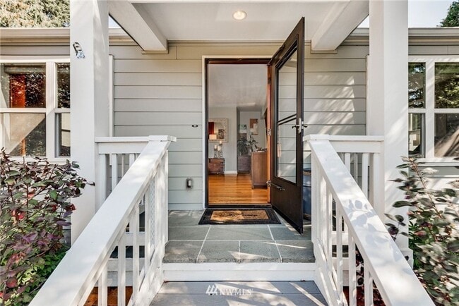Building Photo - Beautiful Craftsman House with Large Yard ...