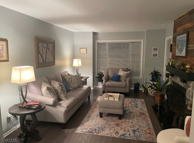 Foto del edificio - 13 Winding Brook Rd