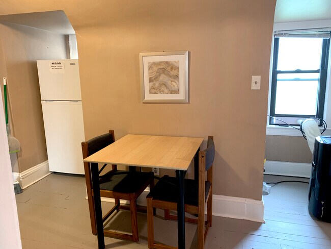 dining area - 2915 Ludlow Rd