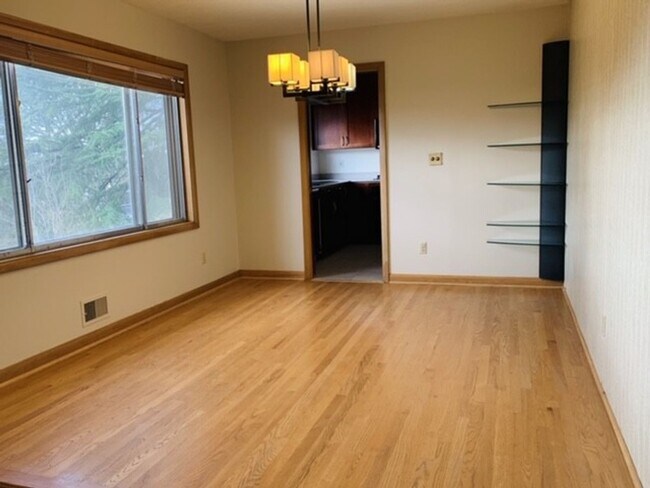 Foto del edificio - SW PDX Spacious Mid-Century Home Located i...