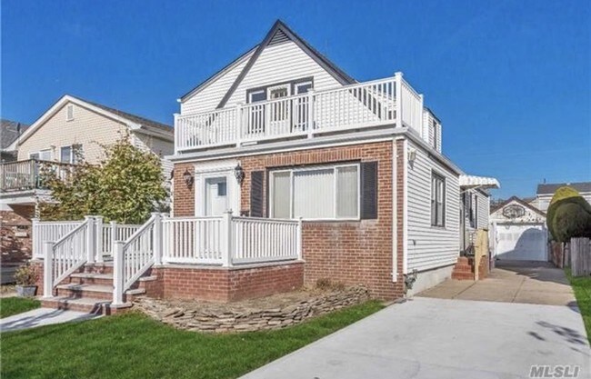 upstairs apt w/ balcony - 253 W Hudson St