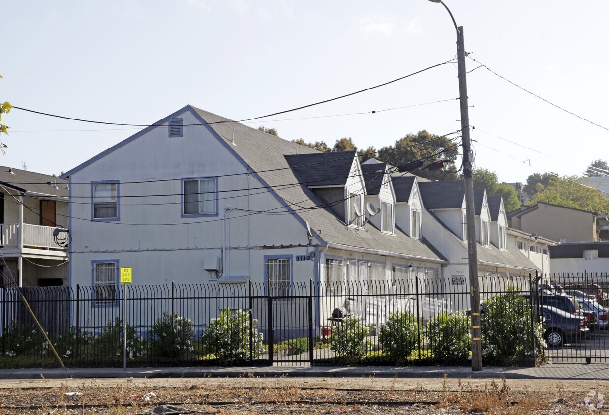 Foto principal - 9740-9760 Bancroft Ave