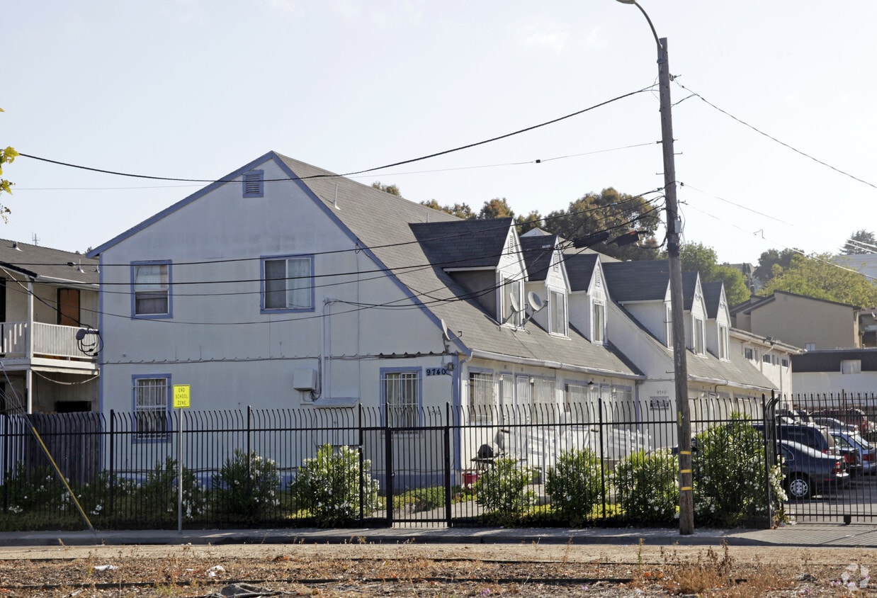 Primary Photo - 9740-9760 Bancroft Ave