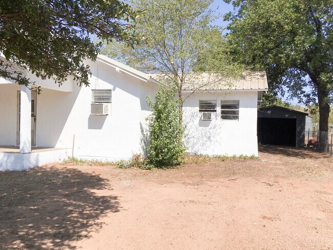 Building Photo - 323 W Harris St