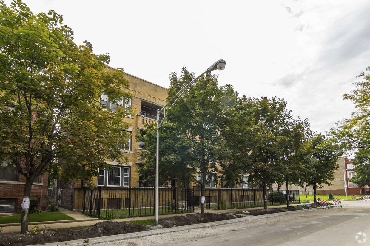 Foto principal - 6153 S Vernon Ave