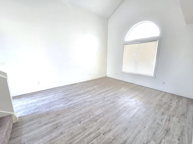 Foto del edificio - 4 Bd Room 2 Story House with Covered Patio