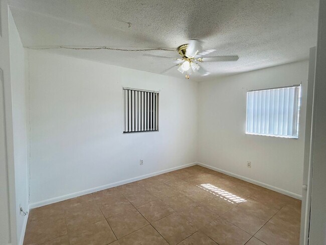 Foto del edificio - Excellent 2/1 Duplex in Desirable Area