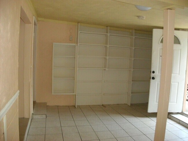 Building Photo - Cozy 1 Bedroom apartment with utilities in...