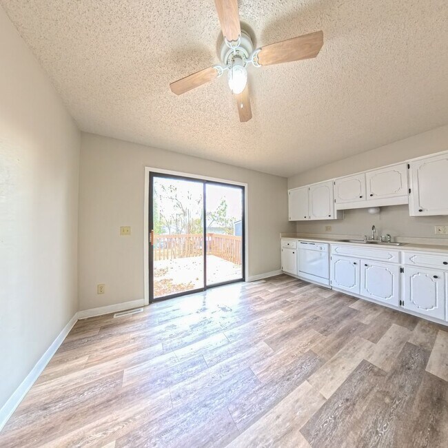 Foto del edificio - 611 Hickory Hill Ln