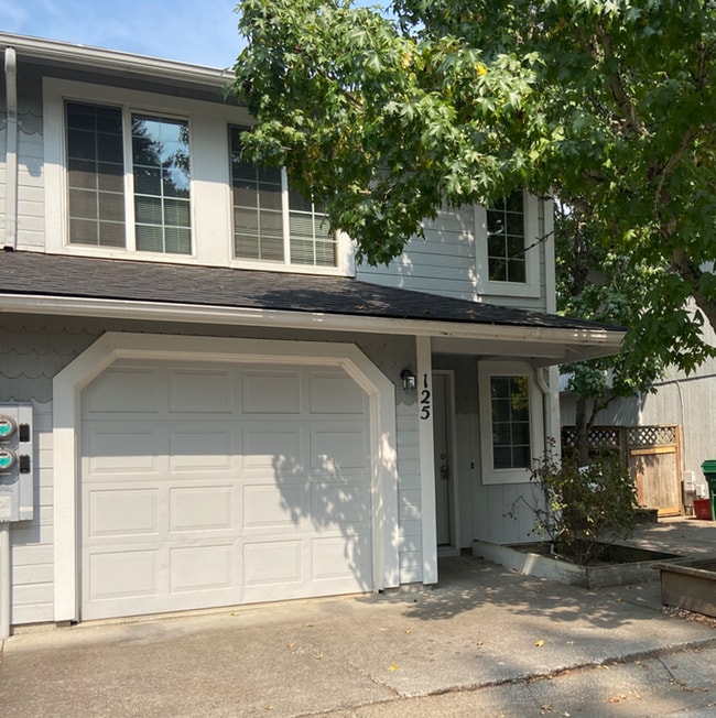 Building Photo - 123 Green Ln