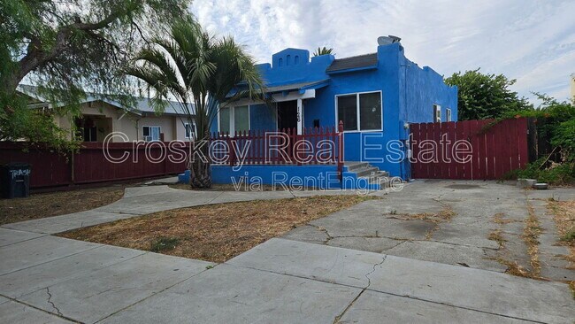 Building Photo - 126 W 10th St