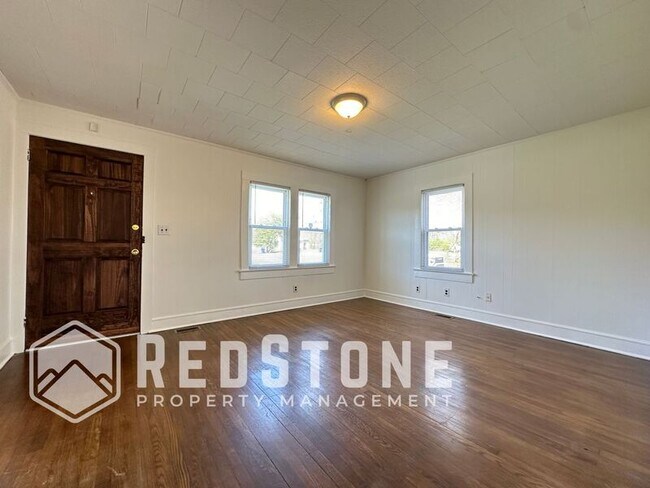 Foto del edificio - 917 E Haggard Ave