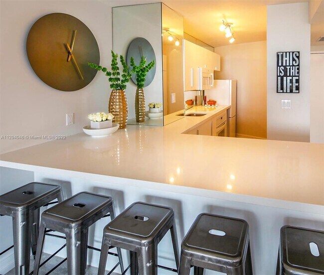 Building Photo - 2899 Collins Ave