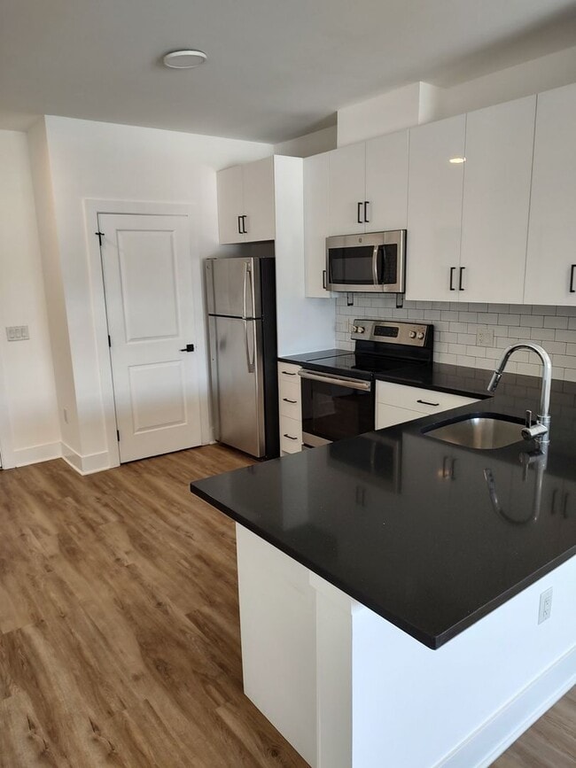 Building Photo - Lakeside Residence