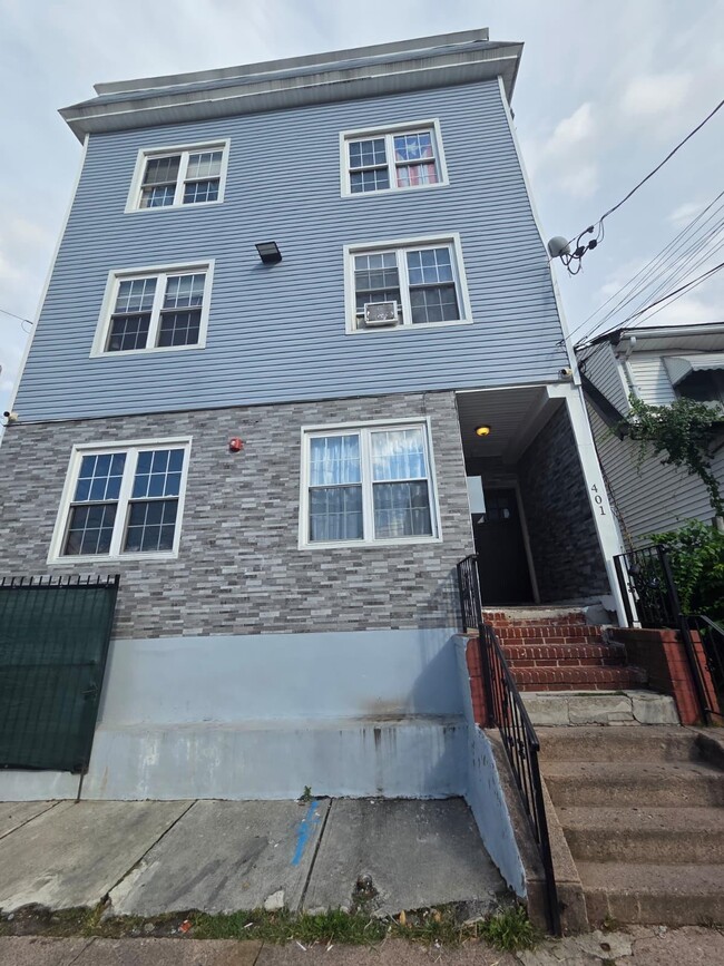 Building Photo - 399-401-401 E 28th St
