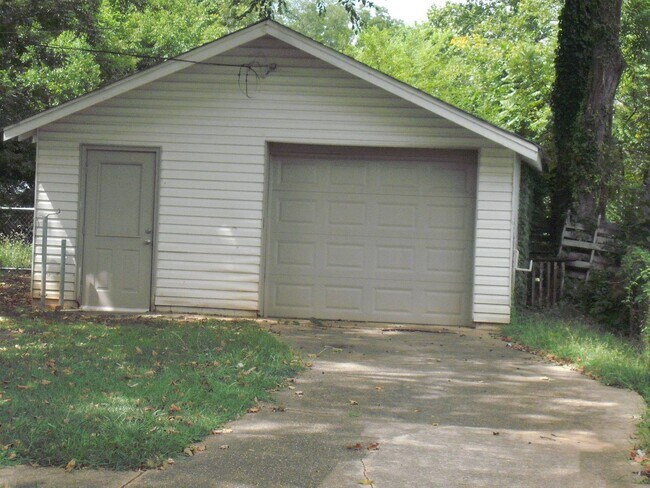 Building Photo - 206 Ivy Ave
