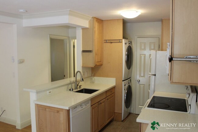 Foto del edificio - Rare Corner One Bedroom Fully Remodeled w/ In-Unit Laundry