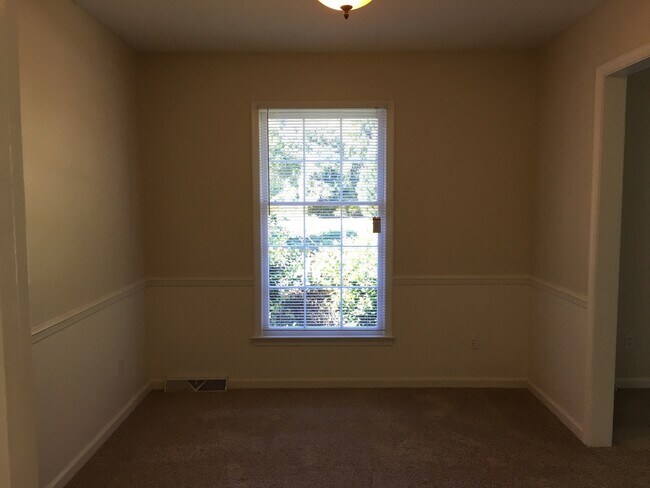 Building Photo - Spacious 3BR/2BA