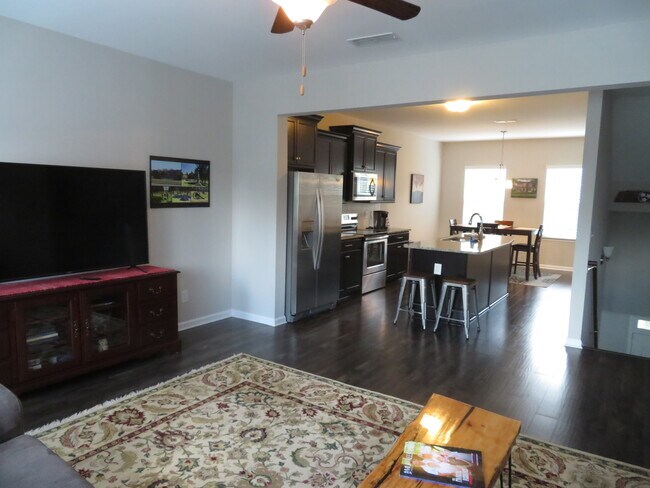 Segundo piso, sala de estar, cocina completa y comedor. - 2112 Middle Tennessee Blvd
