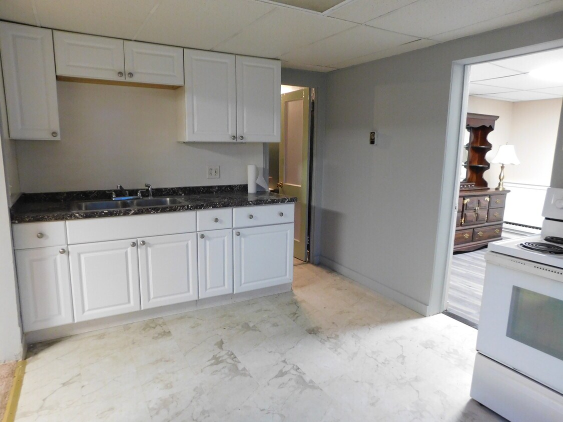 kitchen facing bdrm - 1759 Indian Hills Rd