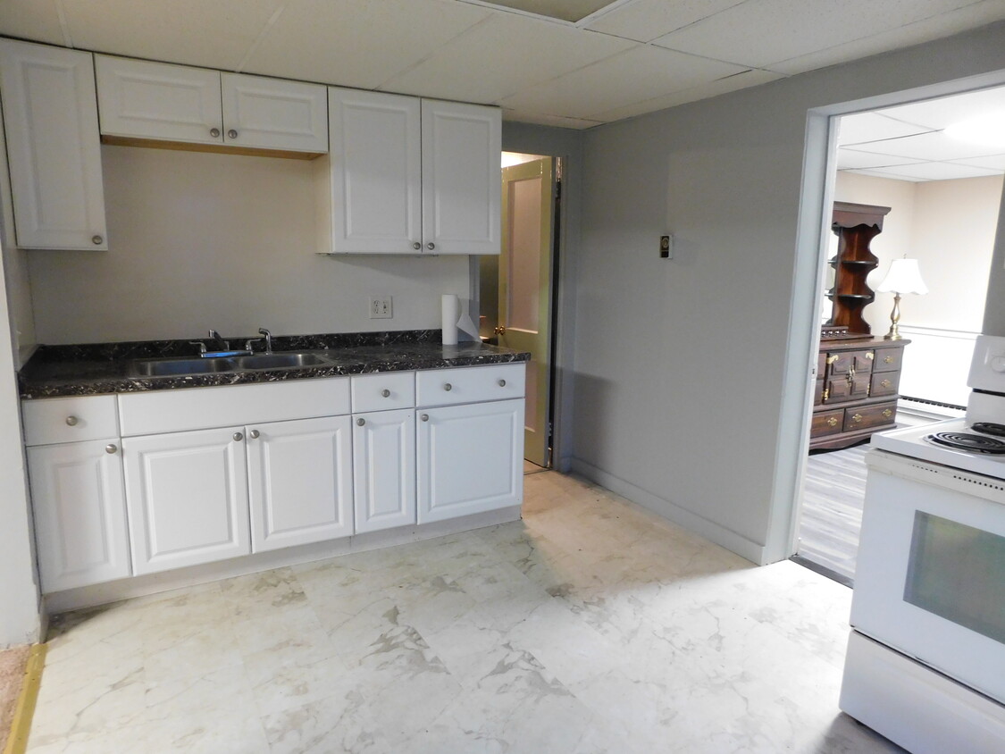 kitchen facing bdrm - 1759 Indian Hills Rd