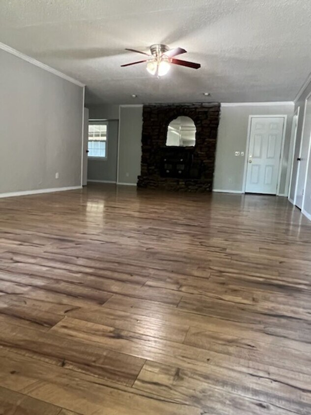 Primary Photo - Beautiful 3 bedroom 1.5 bath stone work th...