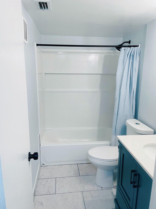 Building Photo - 1500 Crescent Cir