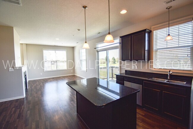 Foto del edificio - 2 Bedroom 2.5 Bath end unit Townhome in West Des Moines with attached garage