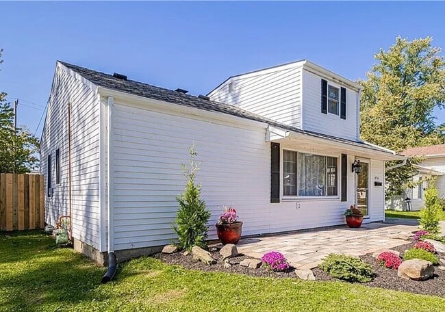 Building Photo - Charming Cape Cod - Move In Ready