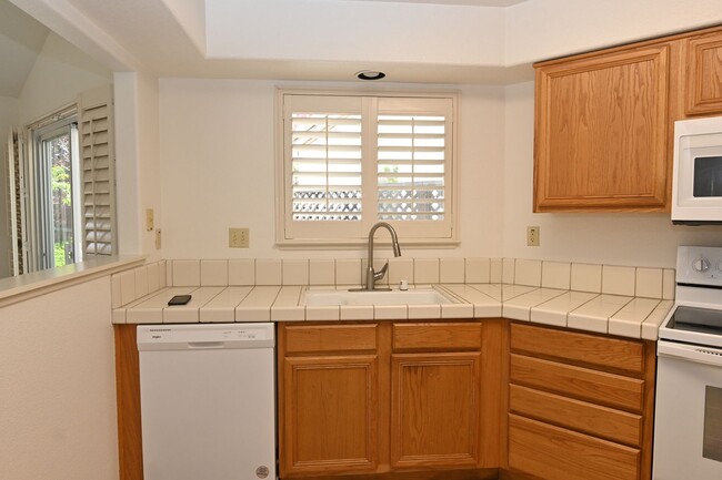 Foto del edificio - 2 story home, gated community, near Shops ...
